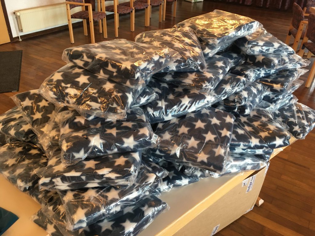 Pünktlich zum vierten Advent haben wir 70 Decken als weihnachtliche Geschenke für Seniorinnen und Senioren verpackt.