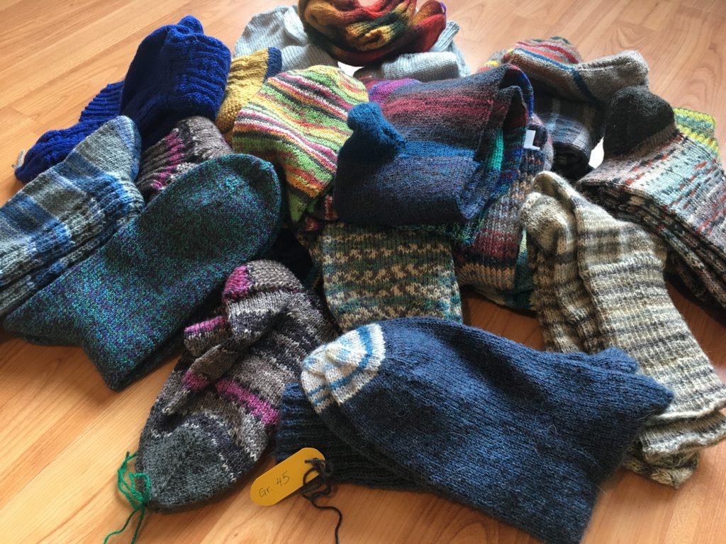 Wir möchten mit selbstgestrickten Socken Bedürftigen warme Füße bescheren.