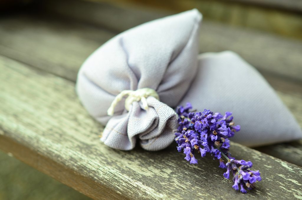 Lavendelsäckchen befüllen und eine duftende Freude bereiten.