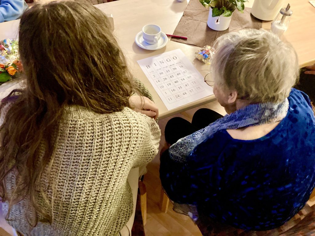 Wir spielen Bingo und verbringen einen schönen Nachmittag mit Senioren!