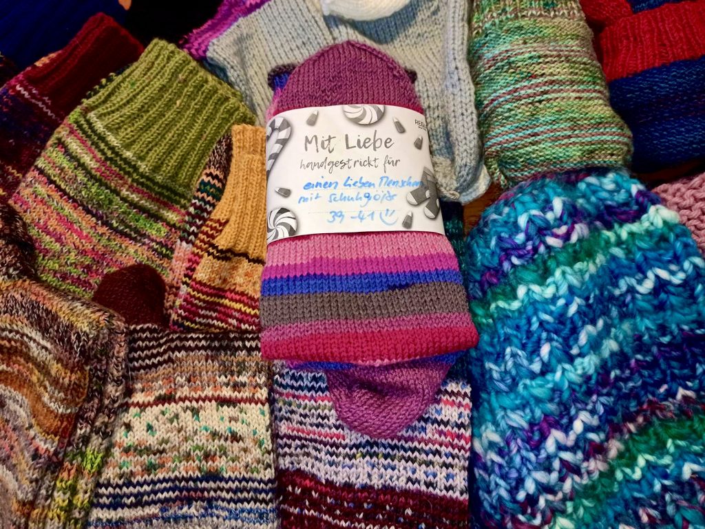 Wir stricken Socken, um Obdachlosen warme Füße in der kalten Jahreszeit zu bescheren!