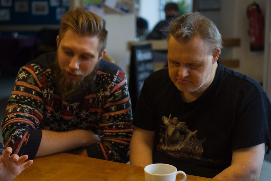 Kaffee und Kuchen mit Menschen mit Behinderung.