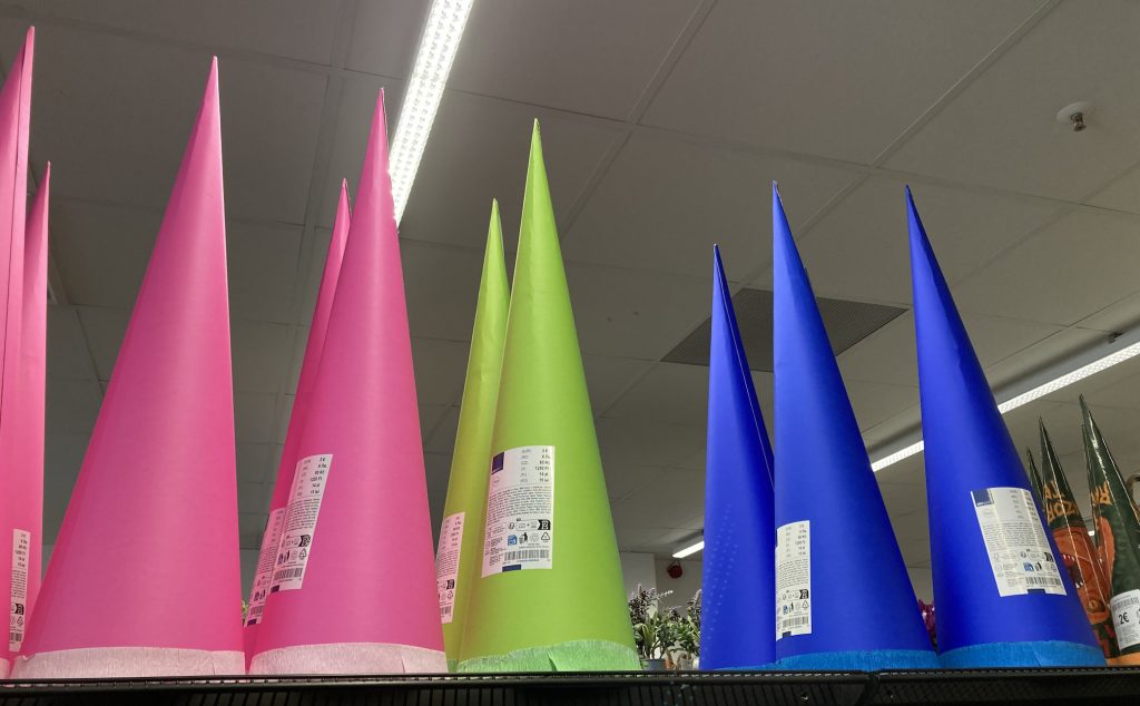 Wir wollen für geflüchtete Kinder Schultüten basteln und befüllen.