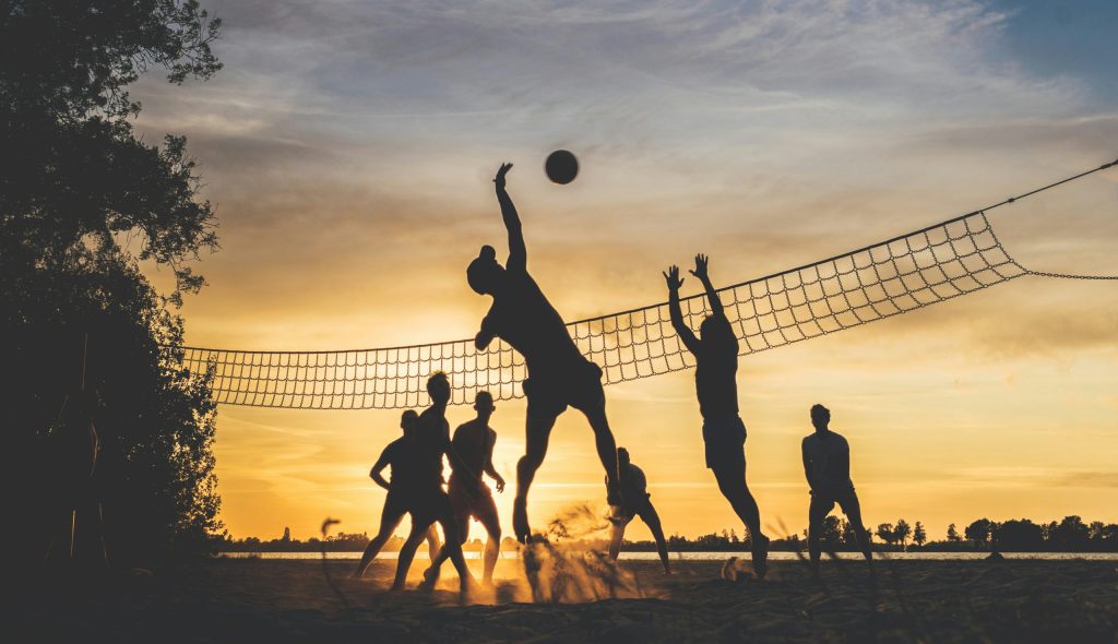 Wir wollen mit Menschen aus verschiedenen Kulturen und Hintergründen Volleyball spielen. Dabei wollen wir gemeinsam Spaß haben und uns besser kennenlernen.