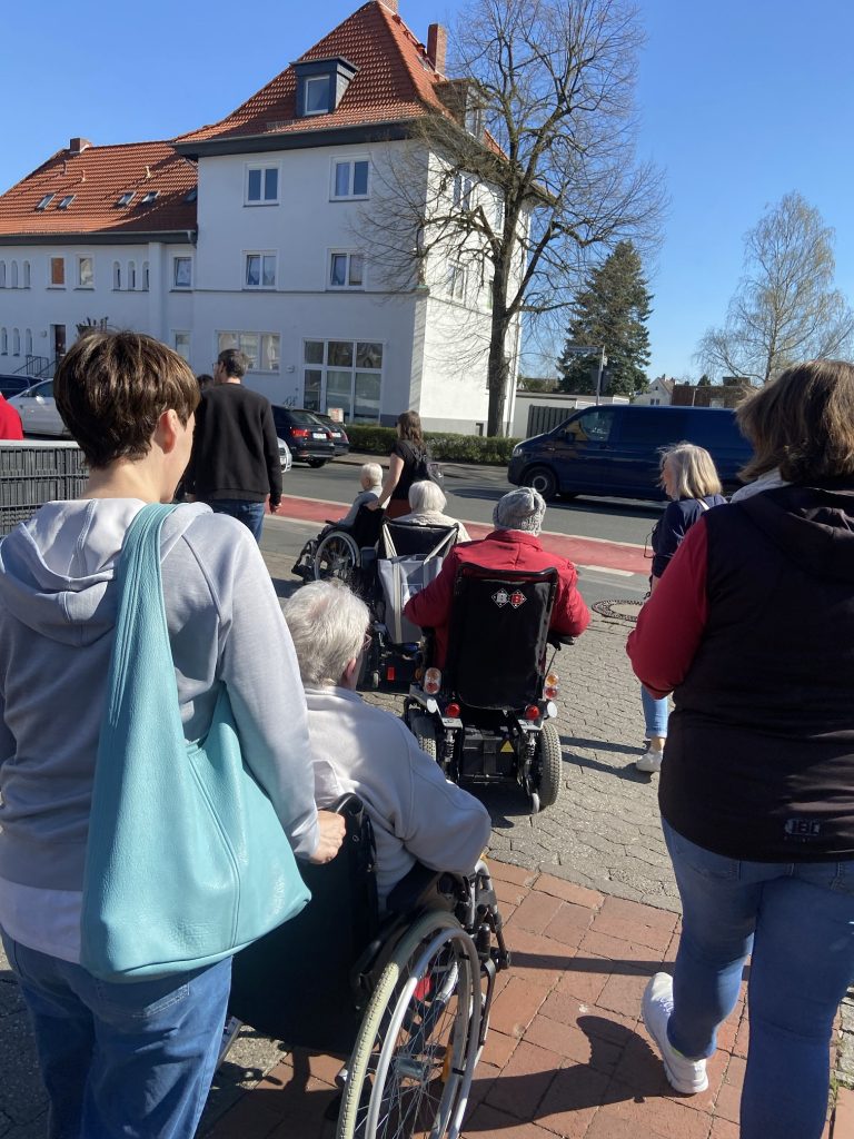 Wir wollen mit SeniorInnen spazieren gehen.