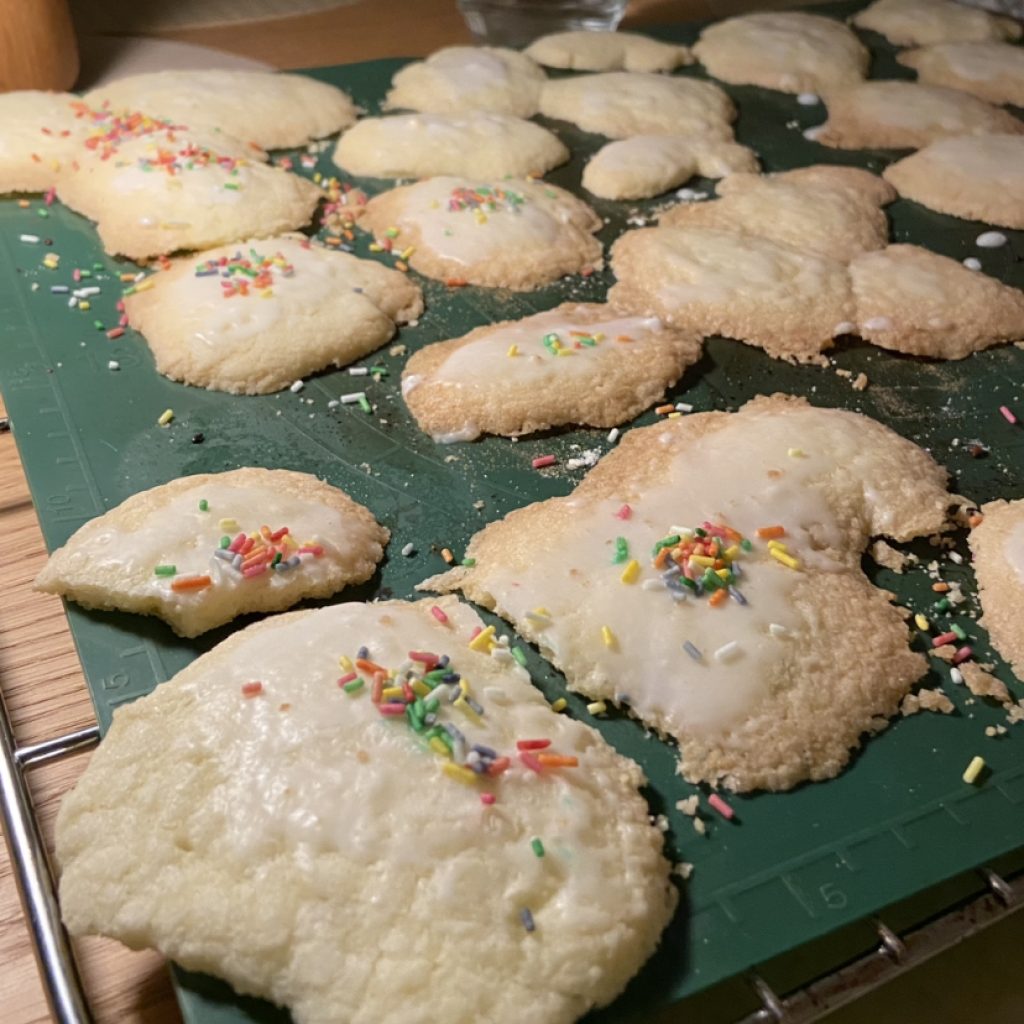 Zu Beginn der Weihnachtszeit wollen wir zusammen mit Senioren und Seniorinnen Plätzchen backen.
