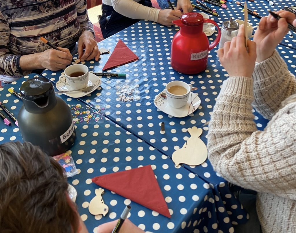 Wir wollen für die Osterzeit mit SeniorInnen tolle Dekoration basteln.