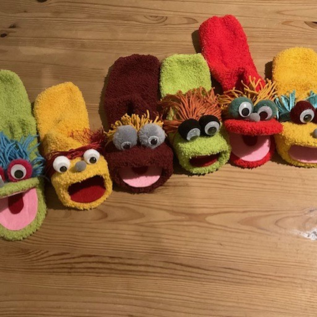 Wir basteln Sockenpuppen für Kitas.