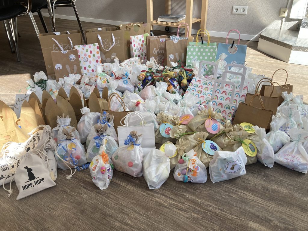 Ostertüten für geflüchtete Kinder gestalten und befüllen.