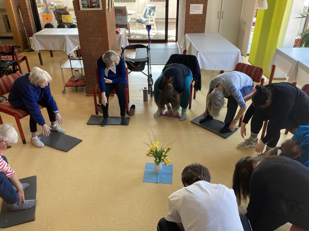 Wir werden gemeinsam mit den Bewohnern im Wohncafé Yoga auf dem Stuhl machen.