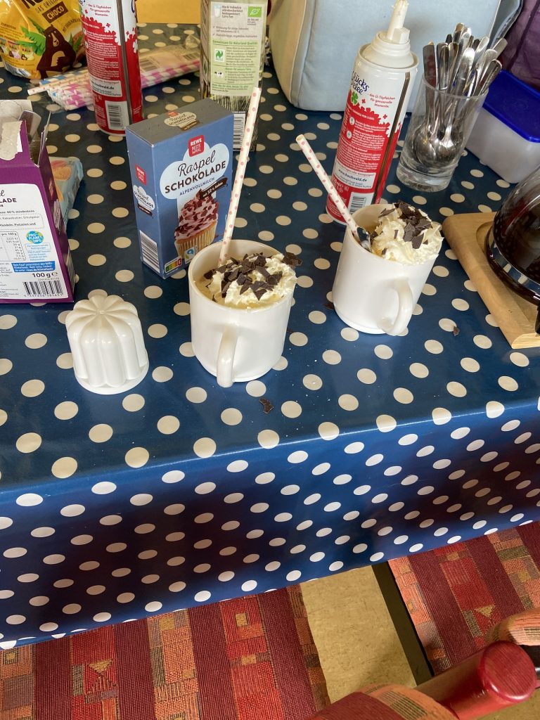Eiskaffee/Eisschokolade trinken und basteln mit Seniorinnen und Senioren.
