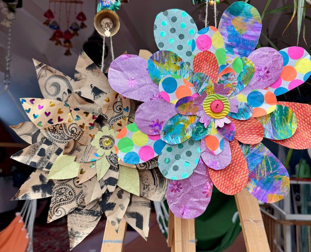 Aus alt mach neu- Upcycling Papierblumen- gemeinsames Basteln mit Kindern in einer Flüchtlingsunterkunft.