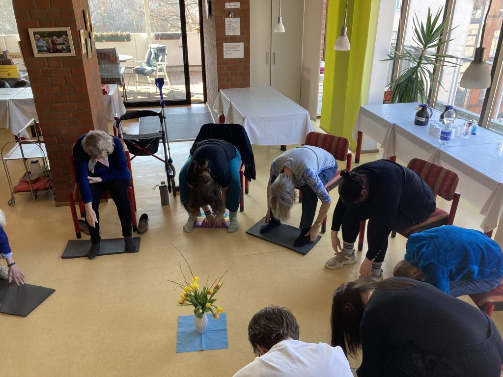 Wir üben gemeinsam Yoga - angepasst an die Bedürfnisse im Alter.