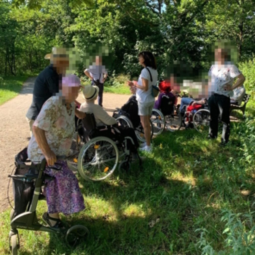 Wir wollen mit SeniorInnen spazieren gehen.