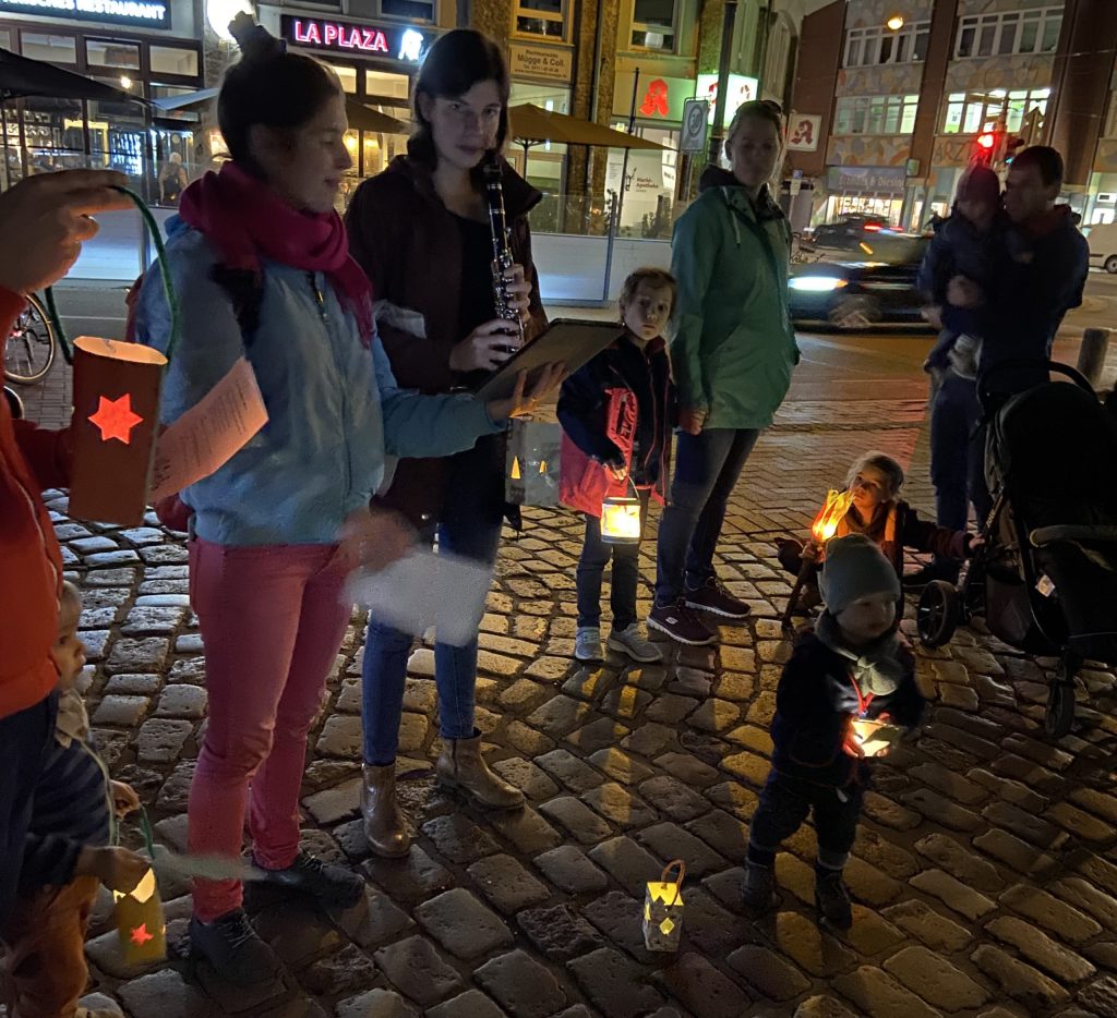 Clown Fidolo und sein Team lädt zu einem bunten Laternenumzug ein.