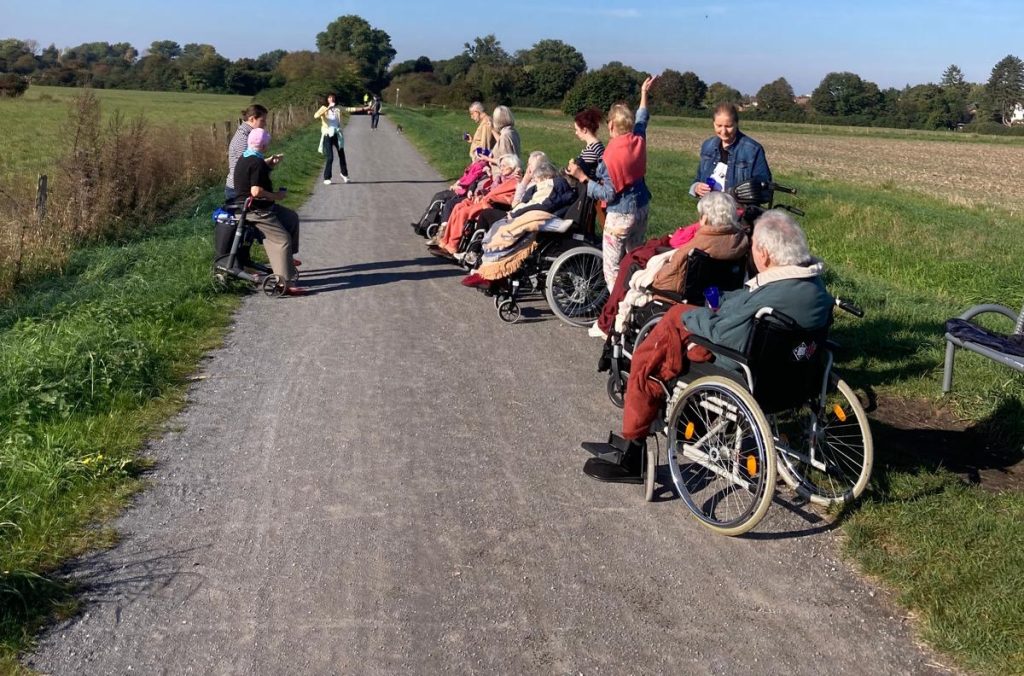 Wir wollen mit SeniorInnen spazieren gehen.