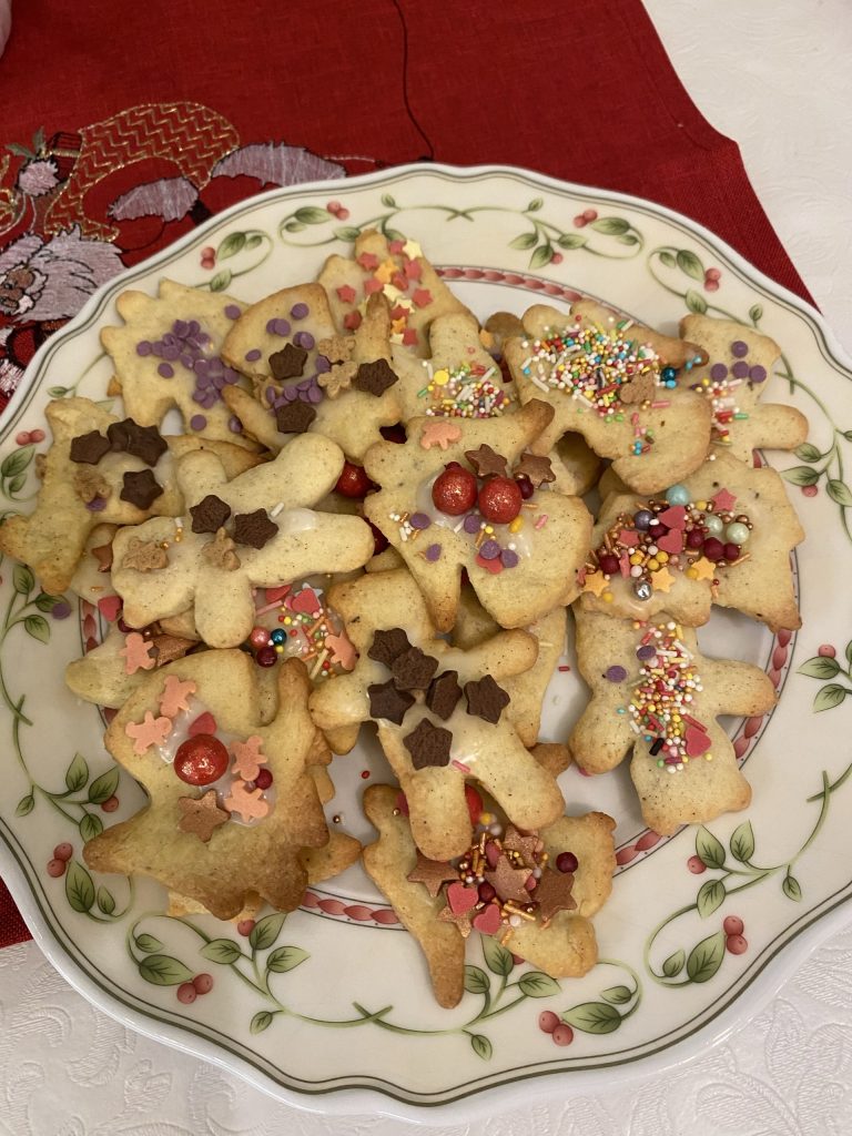 Zu Beginn der Weihnachtszeit wollen wir zusammen mit Senioren und Seniorinnen Plätzchen backen.
